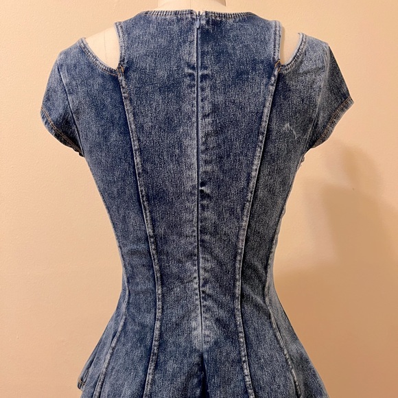 New Guess light denim cut out top - Picture 4 of 5